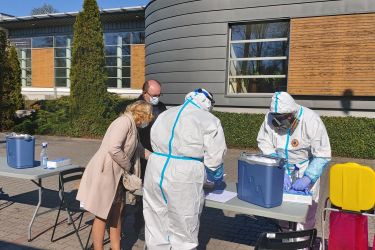 Badania na obecność koronawirusa oleśniczan w kwarantannie.
