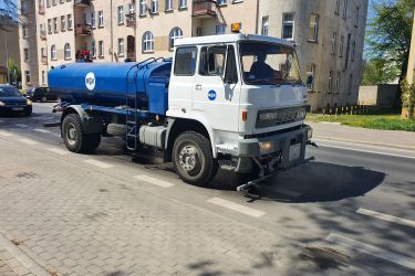 Sprzęt MGK Sp. z o.o. w Oleśnicy dezynfekuje miejskie ulice.
