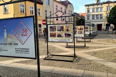 Wystawa z okazji 30-lecia samorządu na oleśnickim Rynku