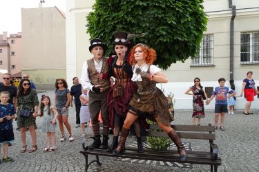 "Podróżnicy" na oleśnickim Rynku