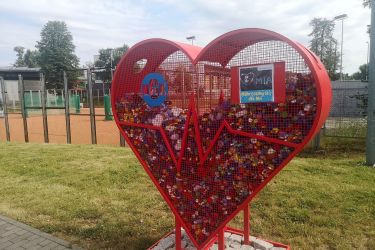 Od dziś CZERWONE SERCE zapełnia się dla Fundacji "Żyj dla innych"