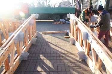 Mostek nad stawami nabiera ostatecznego wyglądu