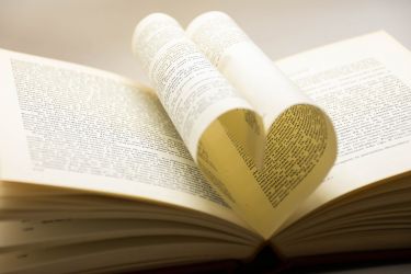 Spotkanie z poezją! Bibliotekarze i przyjaciele biblioteki czytają wiersze