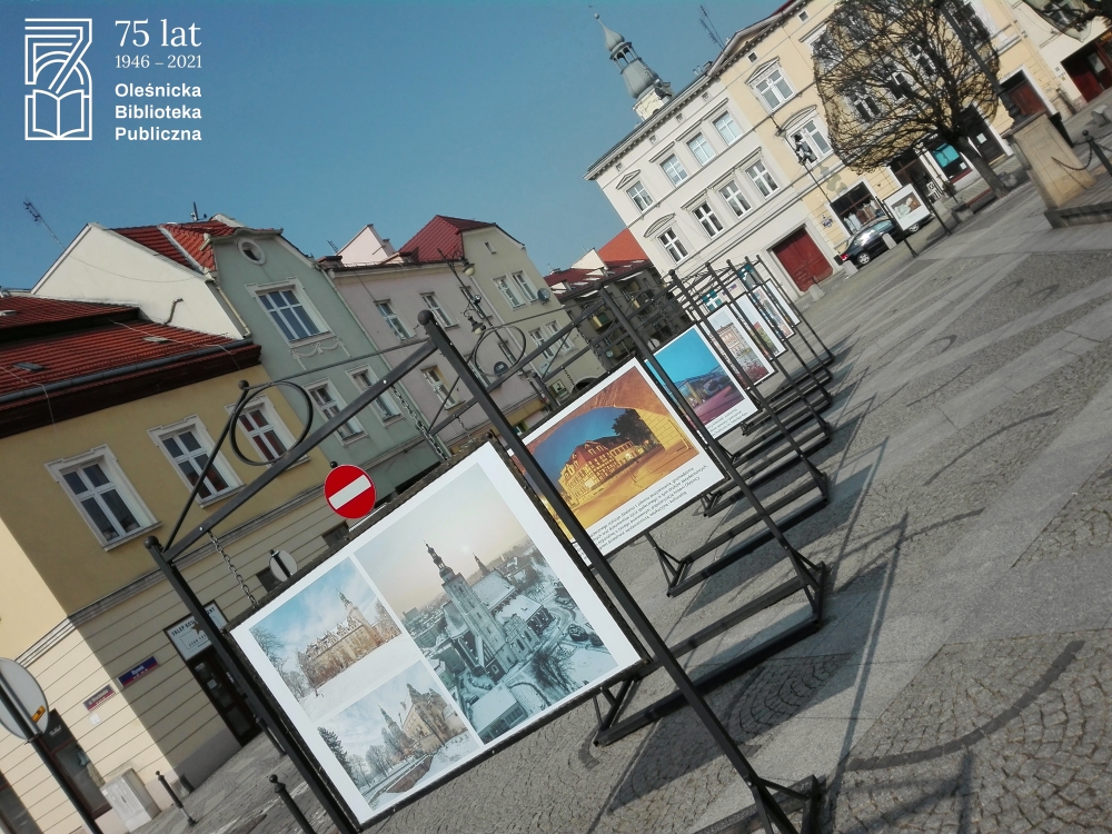 wystawa z fotografimi na rynku