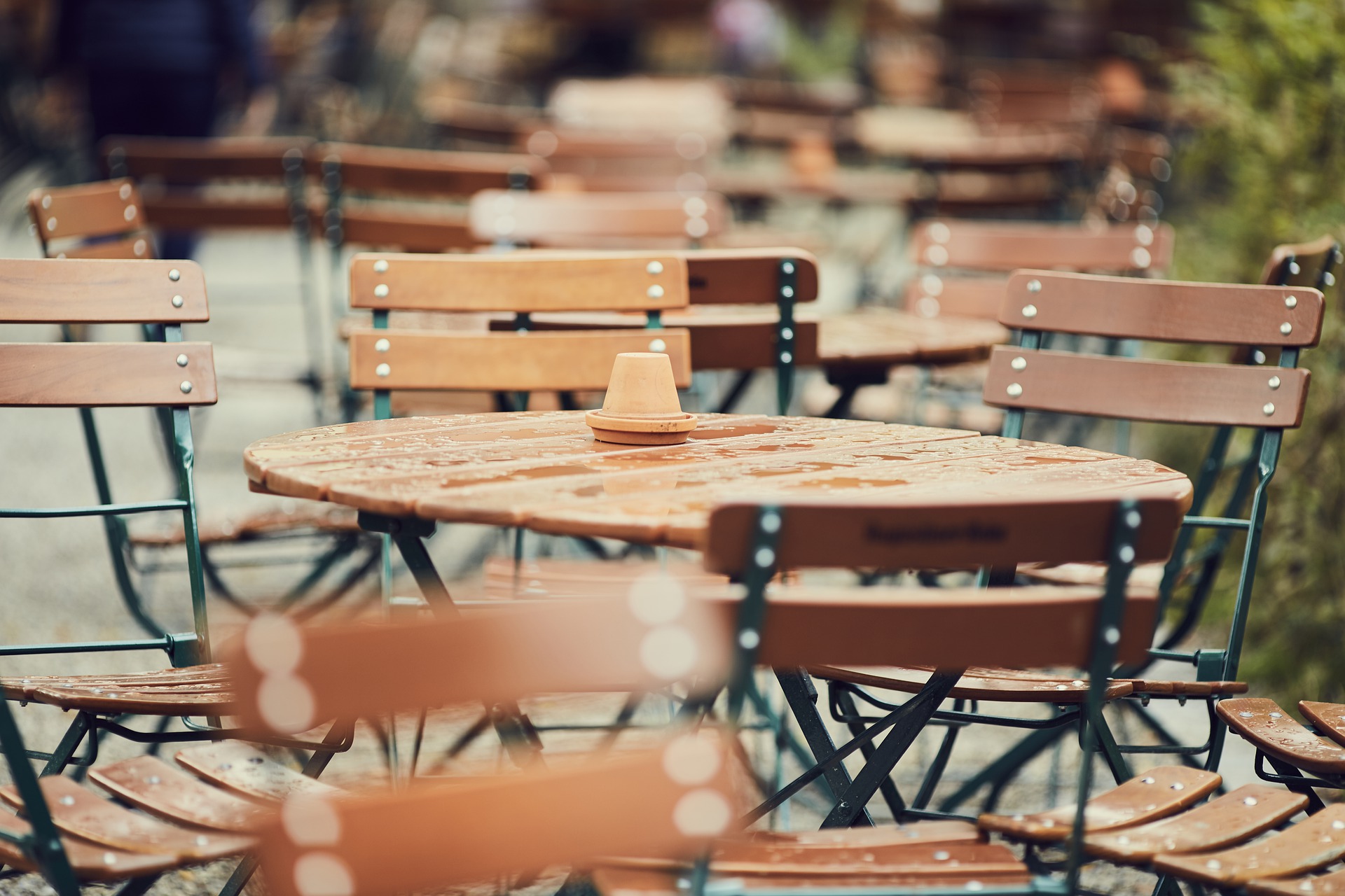 stoliki drewniane w ogródkach miejskich przy restauracjach