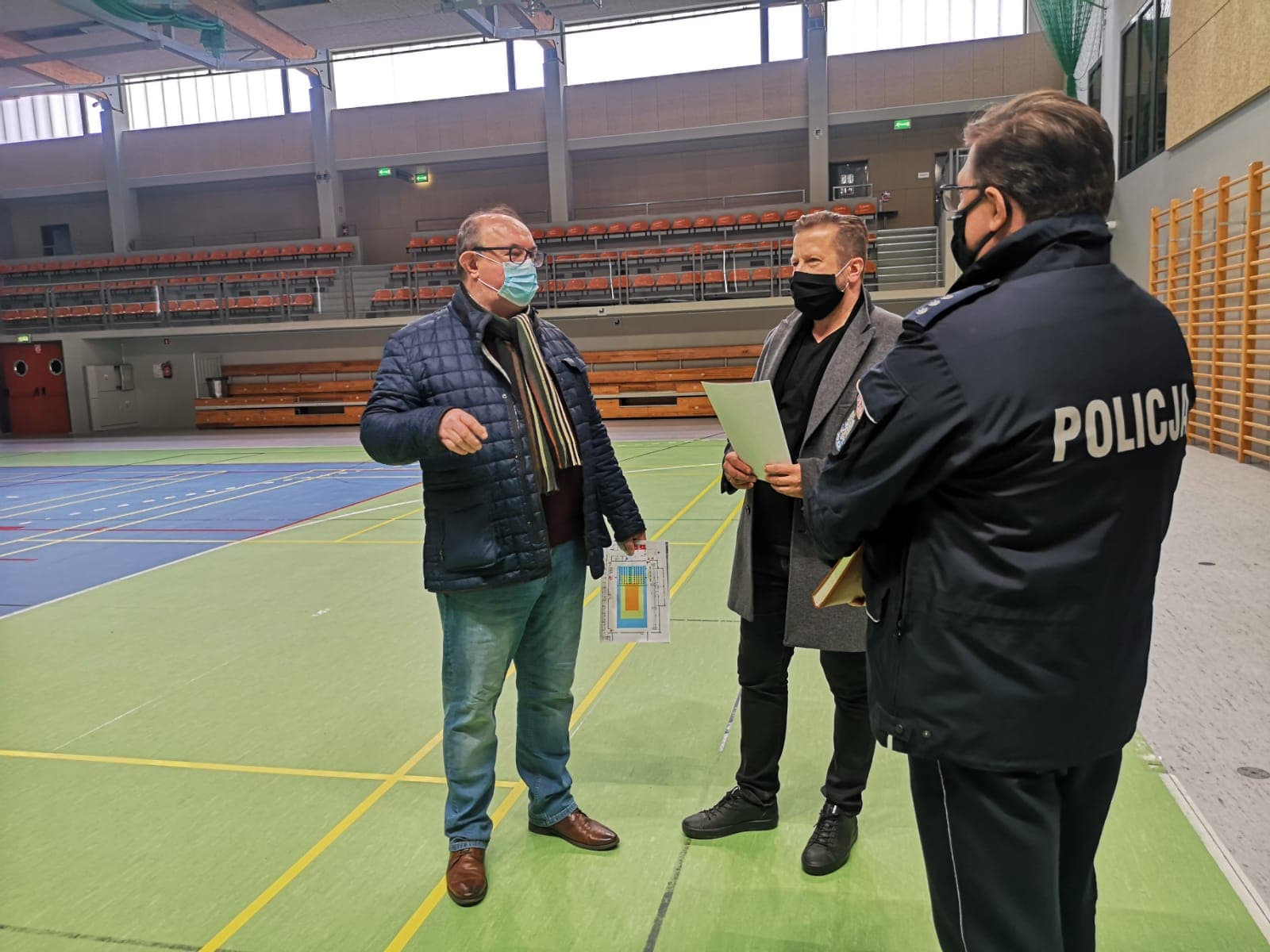 burmistrz z komendantem na sali sportowej