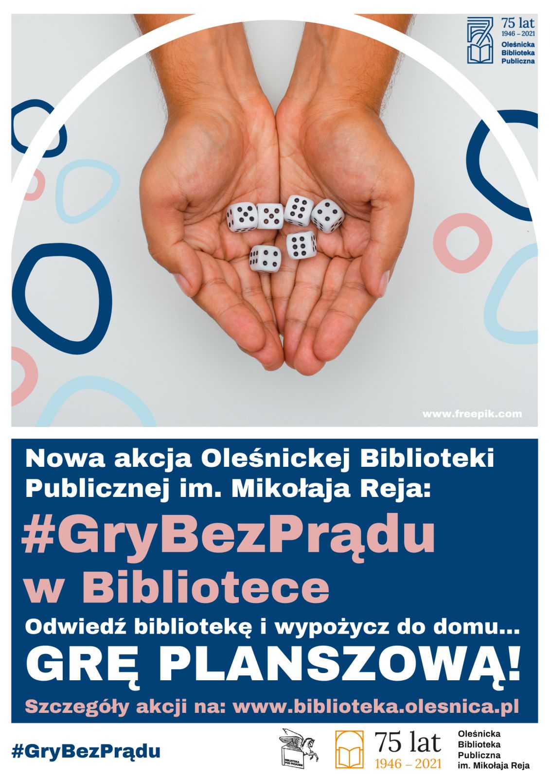 dłonie z kostkami do gry