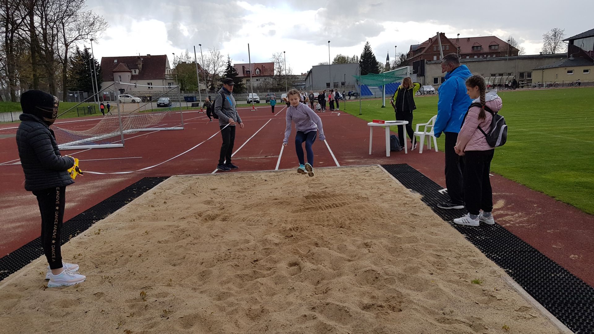 dziewczynka skacząca w skoku w dal 