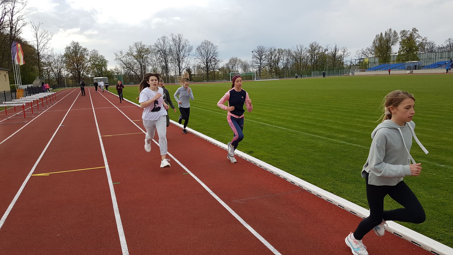 młodzież biegnąca na stadionie