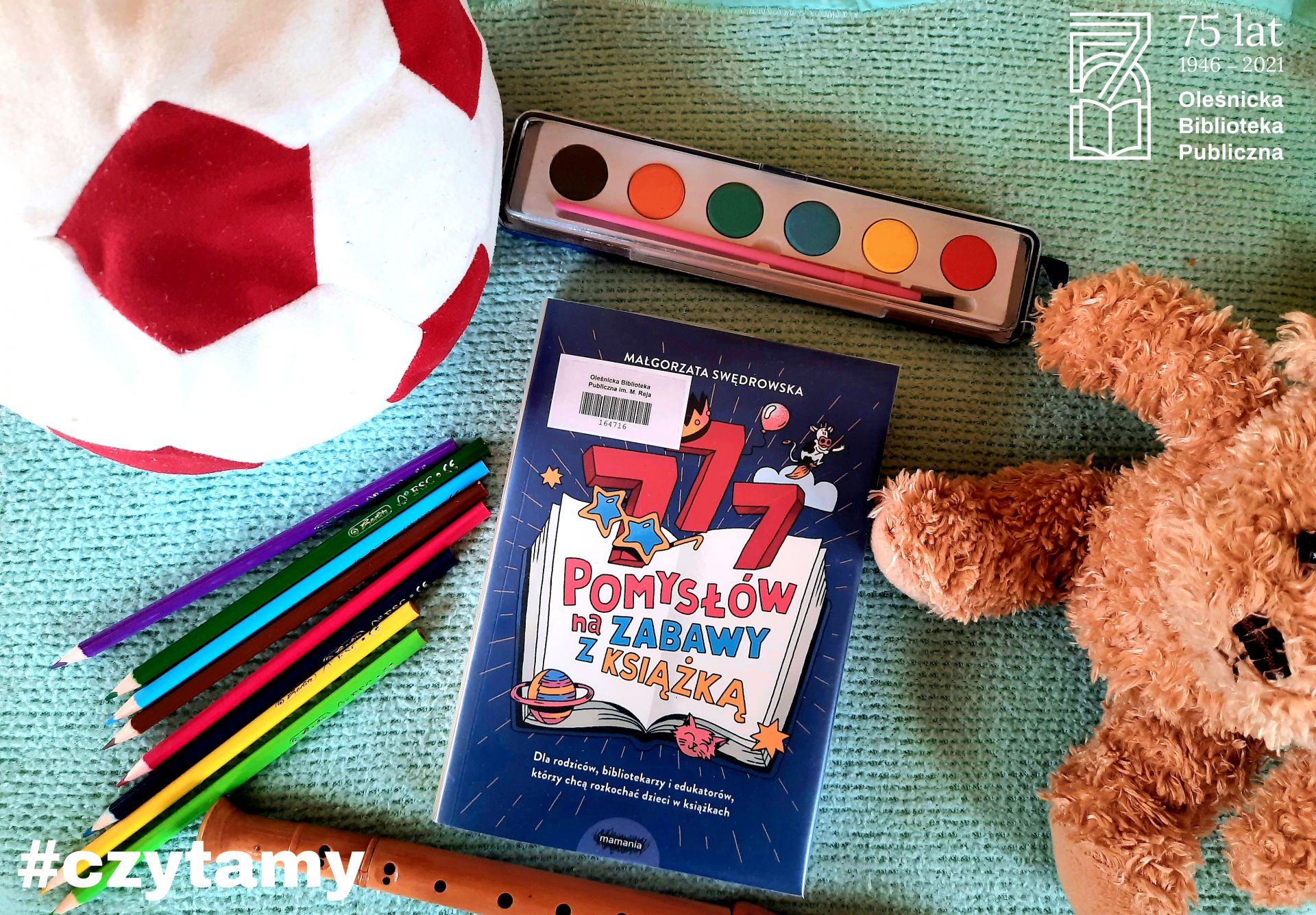 książka dla dzieci na biurku obok farbki książka dla dzieci na biurku obok farbki