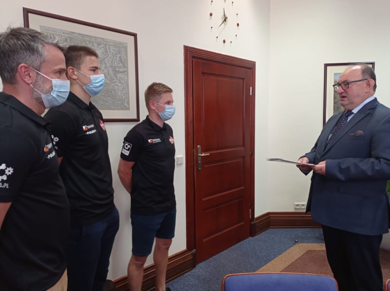 3 mężczyzn stojących w pokoju