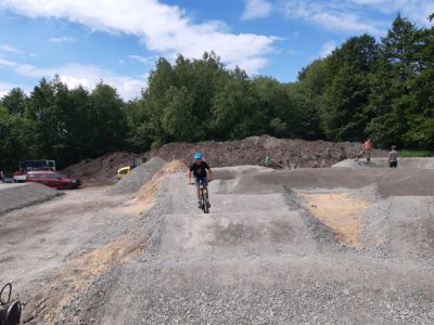 chłopak jeżdżący na rowerze po torze pumtrakca