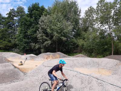chłopak na rowerze jadący po górkach na torze jazdy