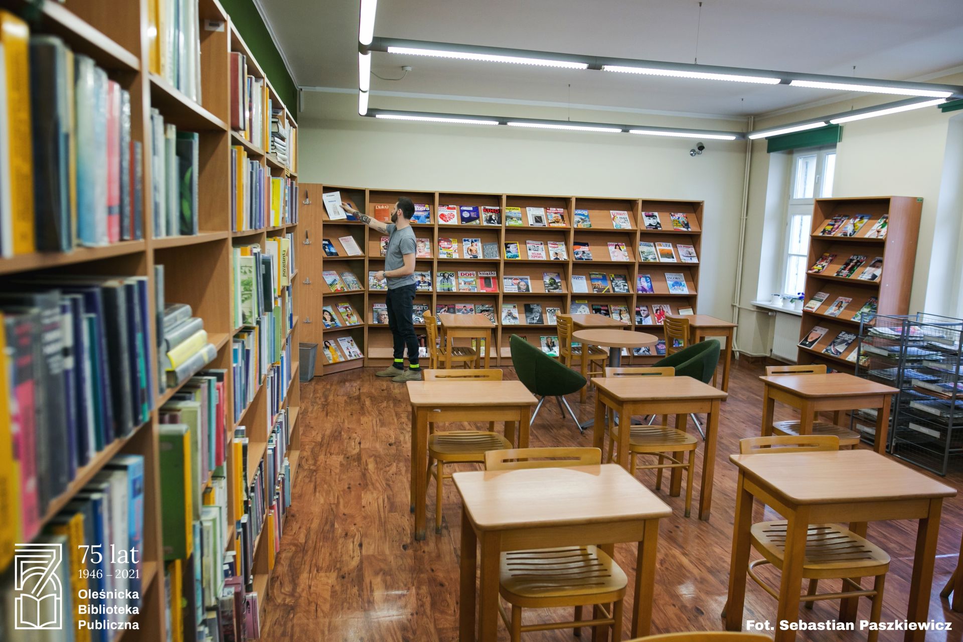ławki i krzesła w sali z książkami ławki i krzesła w sali z książkami