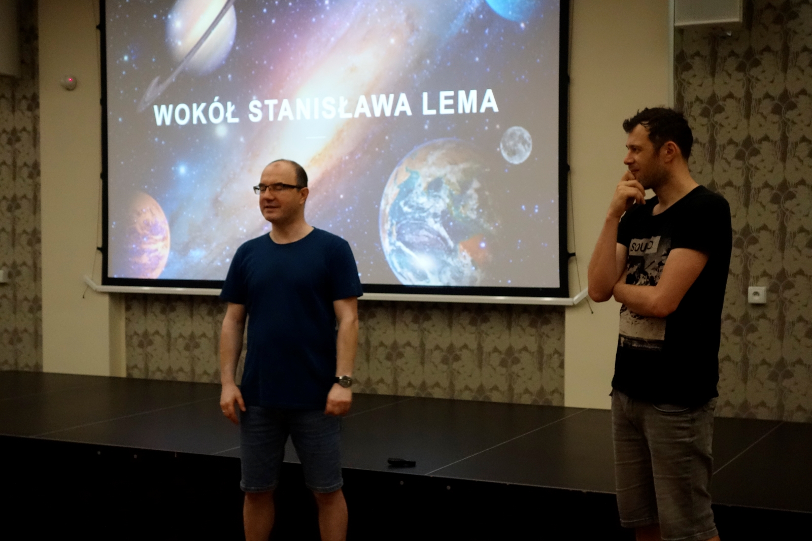 dwóch mężczyzn w sali na warsztatach