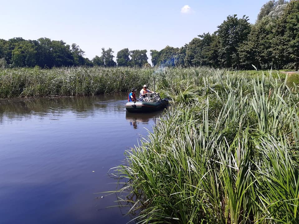 ponton na stawach rozporowadzający muł 
