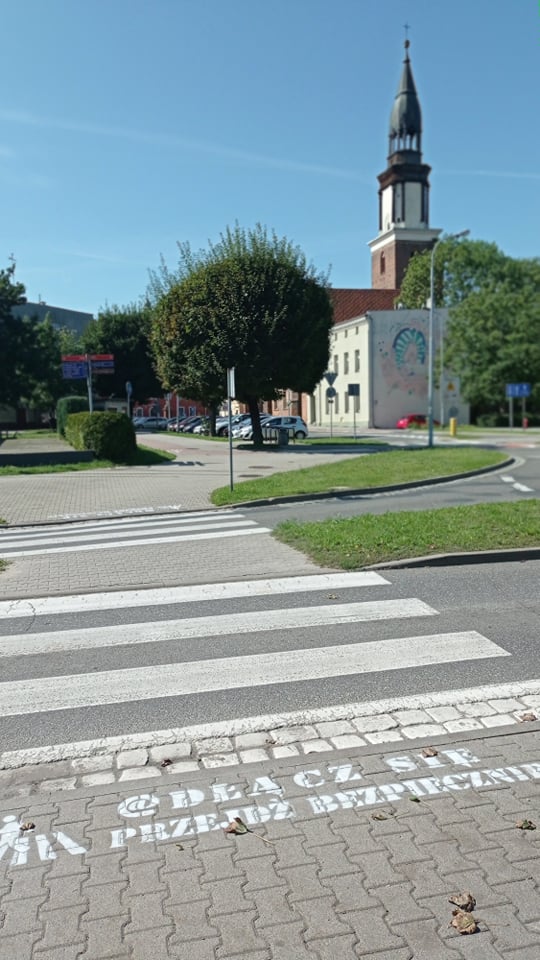 ulica i budynki przejście dla pieszych koło ronda ulica i budynki przejście dla pieszych koło ronda