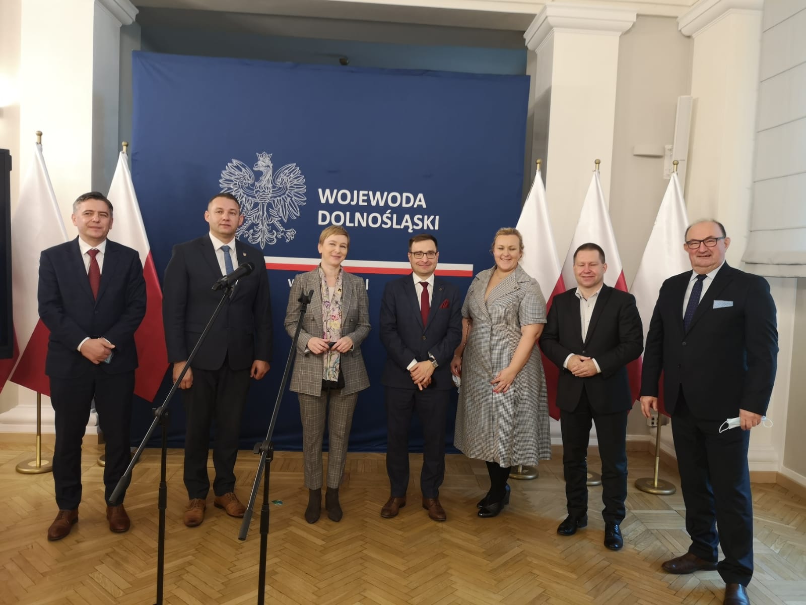 ludzie stojący przy mikrofonie ludzie stojący przy mikrofonie