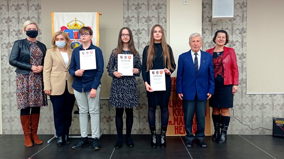młodzież na scenie z dyplomami