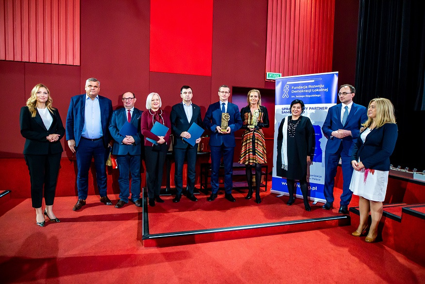 konferencja ludzie w garniturach