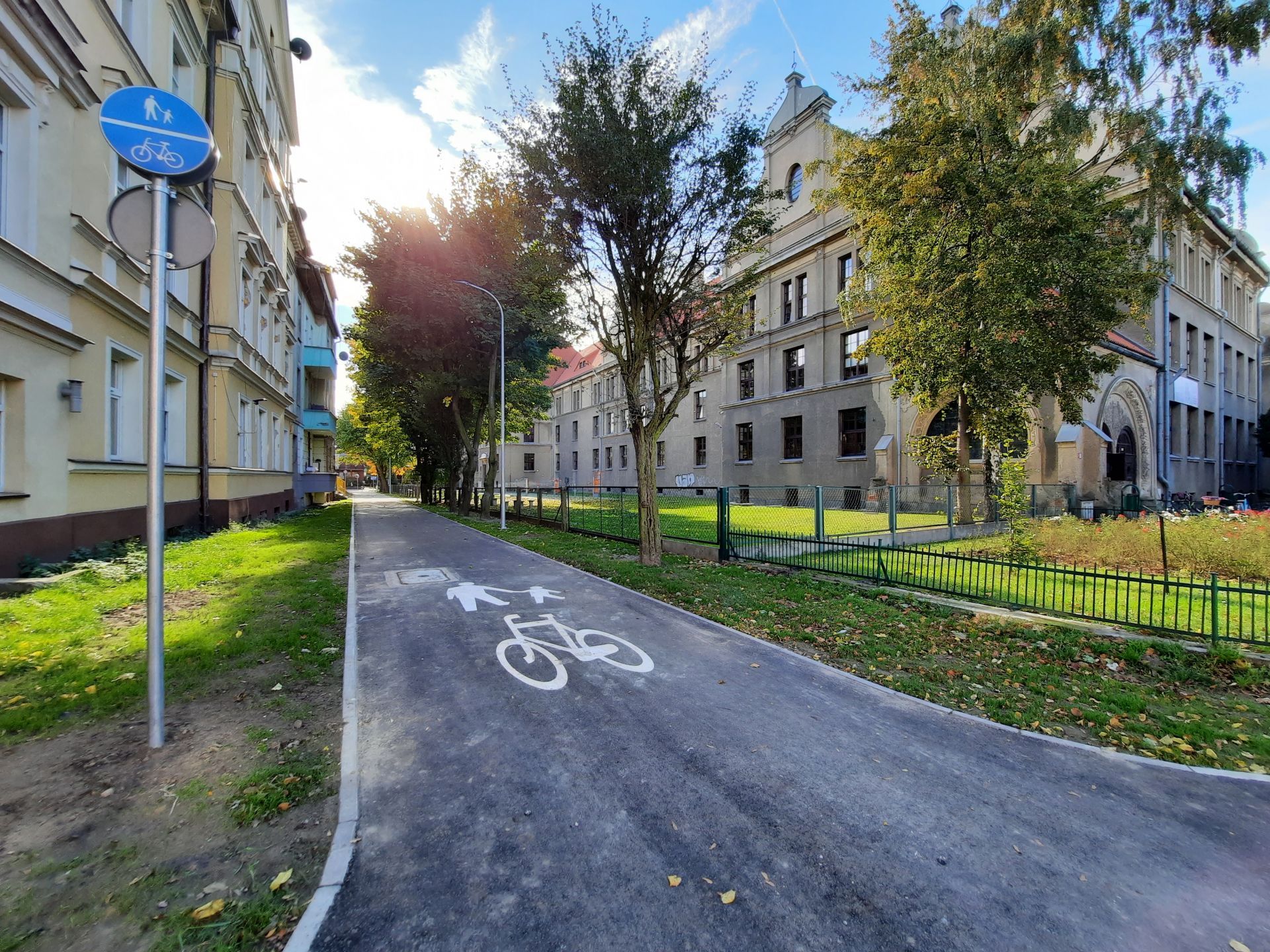 ulica i trawnik