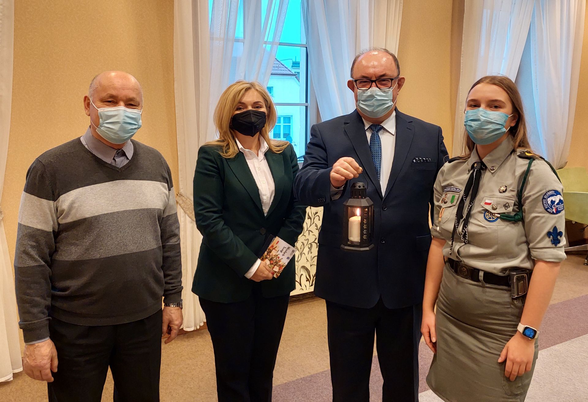 harcerze przekazują władzom miasta betlejemskie światło pokoju