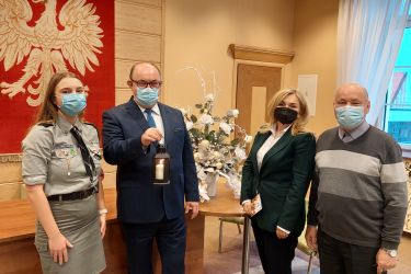 Betlejemskie Światło Pokoju trafiło do Urzędu Miasta