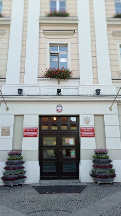 wejście do urzędu miasta