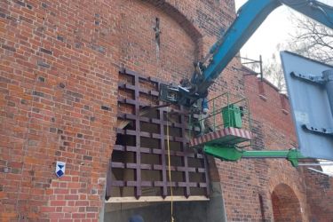Rozpoczął się montaż repliki brony na Bramie Wrocławskiej