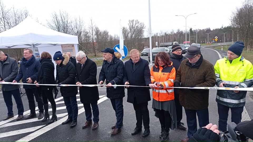 ludzie przecinający wstęgę na obwodnicy