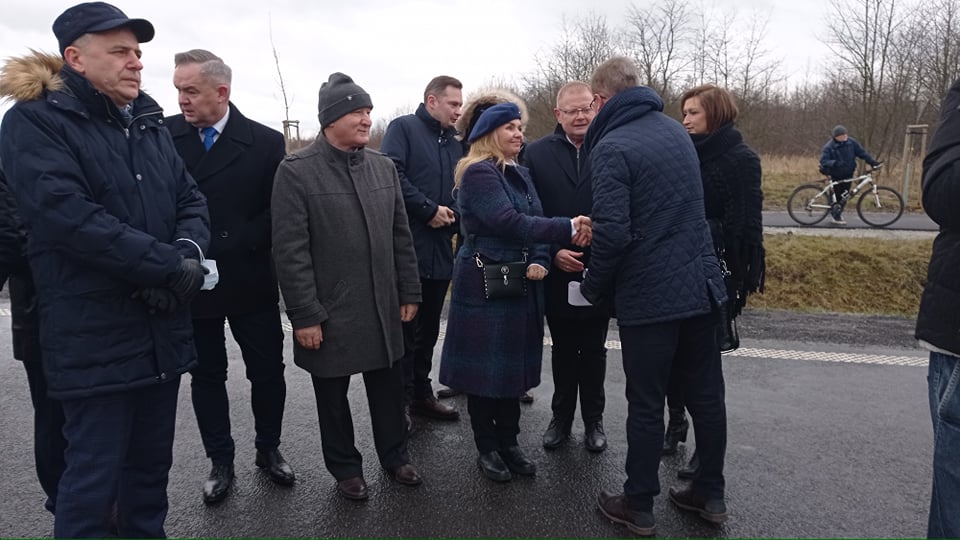 ludzie stojący na ulicy