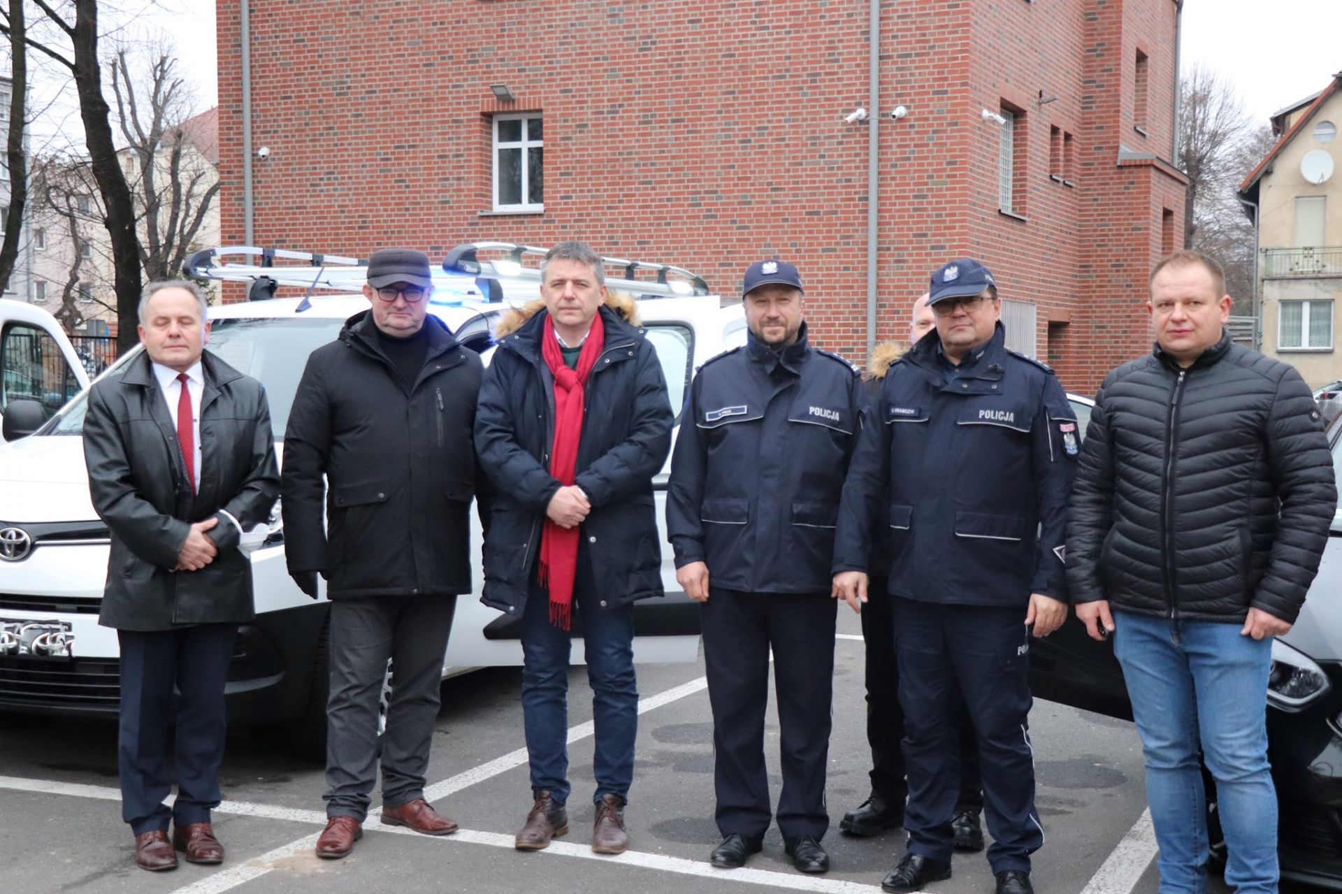 policjanci przy samochodach policjanci przy samochodach