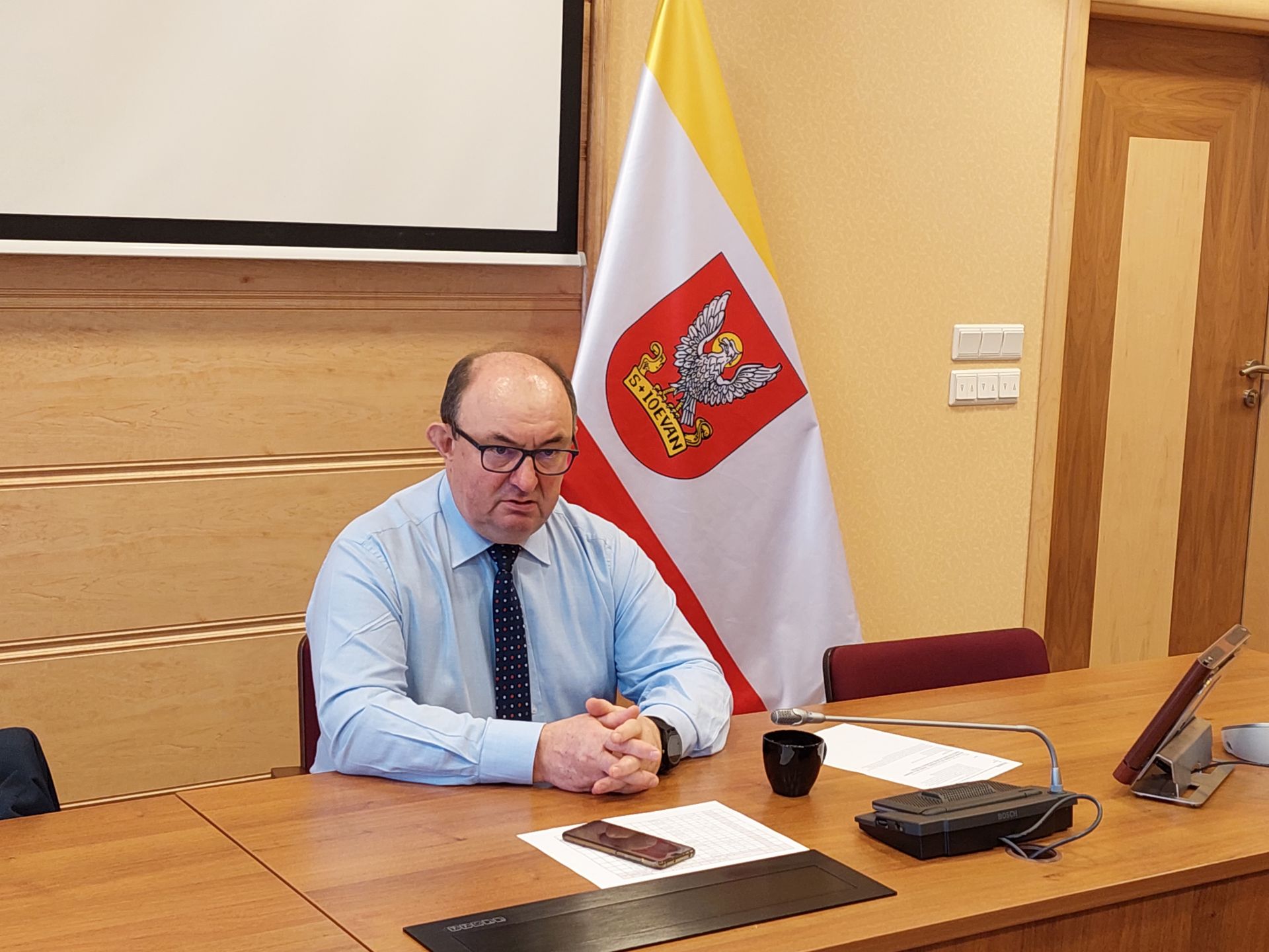 burmistrz przy biurku