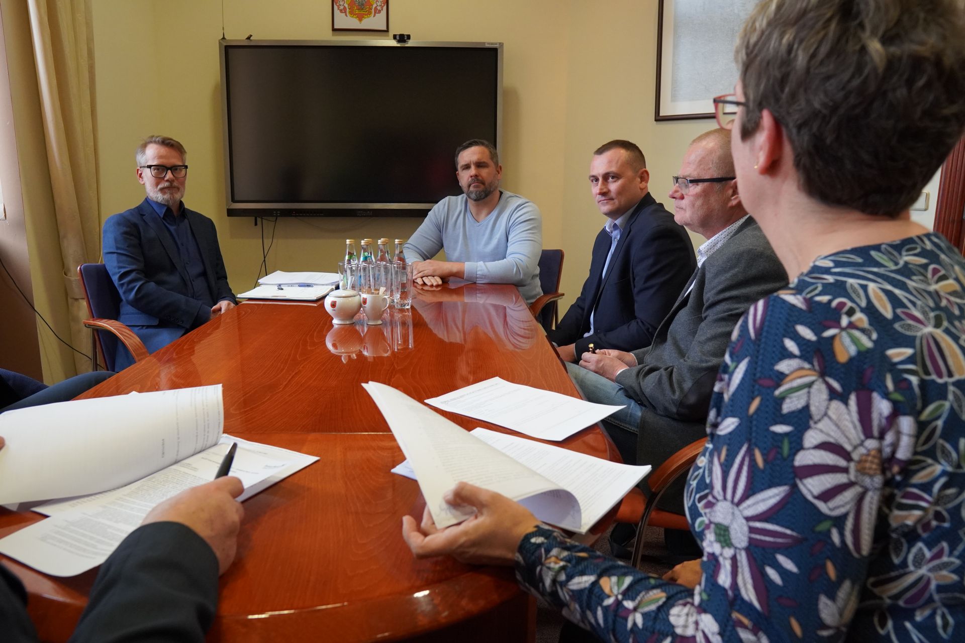 podpisywanie umowy przez urzędników