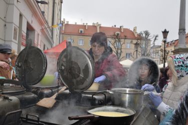Podczas niedzielnego eventu na oleśnickim rynku zebrano 3 100,99 zł na żywność dla uchodźców