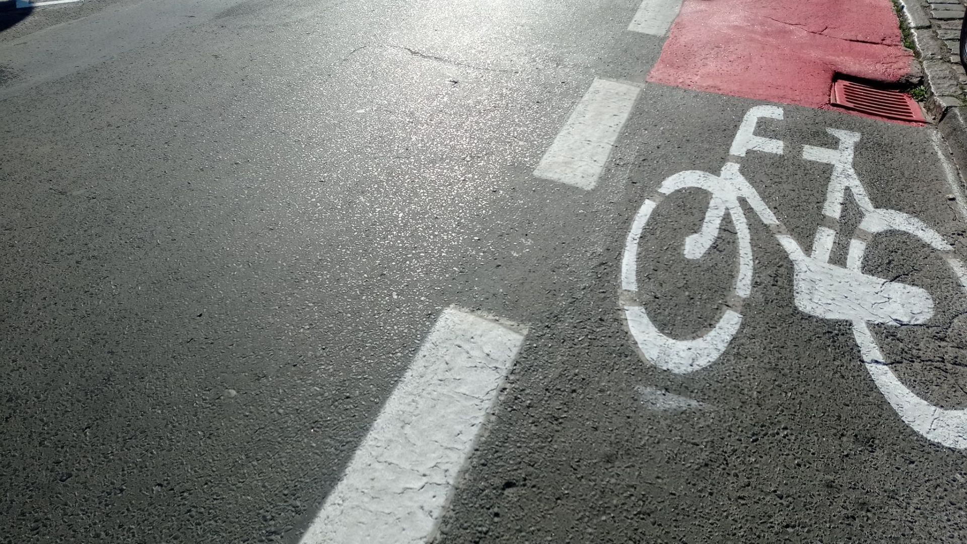 oznakowanie poziome na drodze