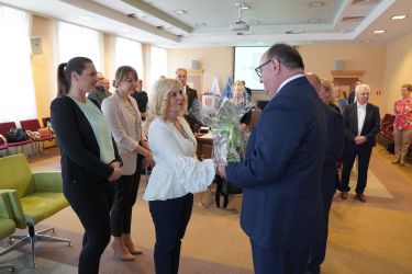 Burmistrz wręczył podziękowanie dla dyrektor Powiatowej Stacji Sanitarno-Epidemiologicznej w Oleśnicy