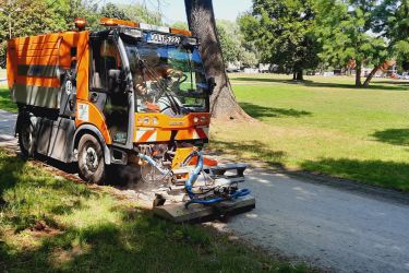 Mamy nowe urządzenie do parowego usuwania chwastów z dróg, chodników, ścieżek rowerowych i alejek parkowych