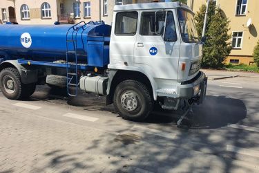 Po ulicach naszego miasta jeździ polewarka MGK