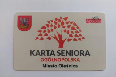 Seniorzy mogą już odbierać swoje Ogólnopolskie Karty Seniora