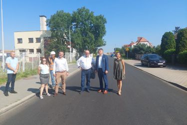 Burmistrz wraz ze starostą i dyrektorem Zarządu Dróg Powiatowych spotkali się przy nowym rondzie 