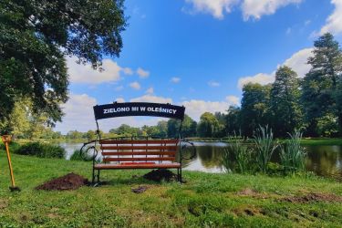 Piękna ławeczka ZIELONO MI stanęła nad oleśnickimi stawami