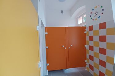 Uczniowie ze Szkoły Podstawowej nr 2 im. Jana Kilińskiego w Oleśnicy ucieszą się z nowych, kolorowych toalet