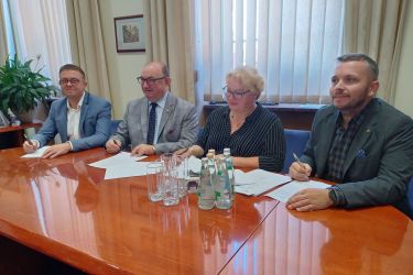 Miasto podpisało umowę grantową z Fundacją Leroy Merlin na zakup i urządzenie 5 kontenerów mieszkalnych dla uchodźców z Ukrainy