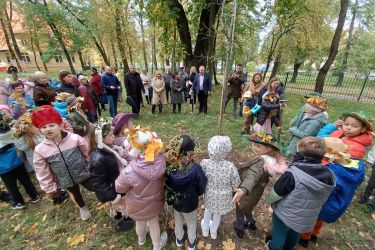 Seniorzy sadzili drzewa z pierwszoklasistami ze Szkoły Podstawowej nr 1