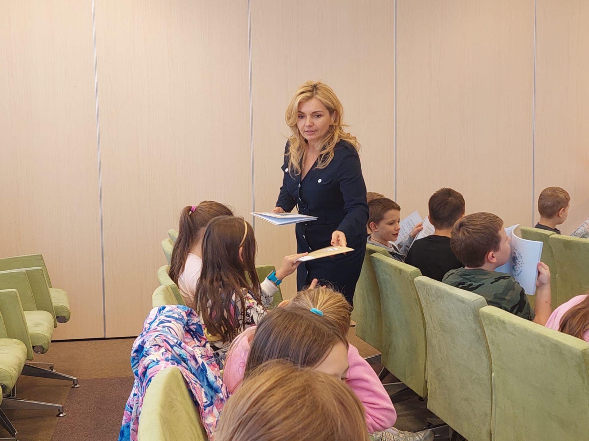 Burmistrz rozdaje książeczki dla dzieci