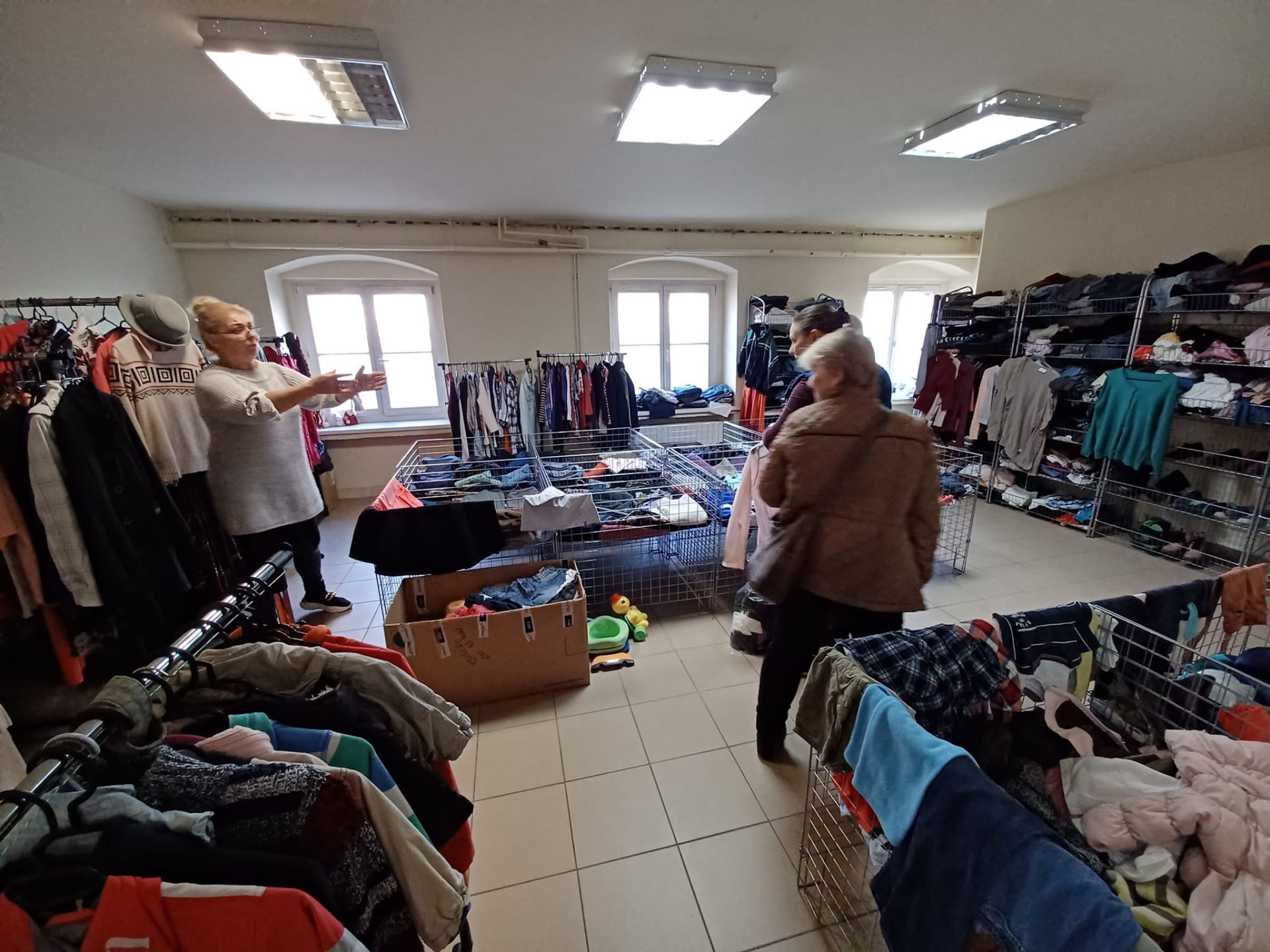 ubrania na punkcie pomocy ubrania na punkcie pomocy