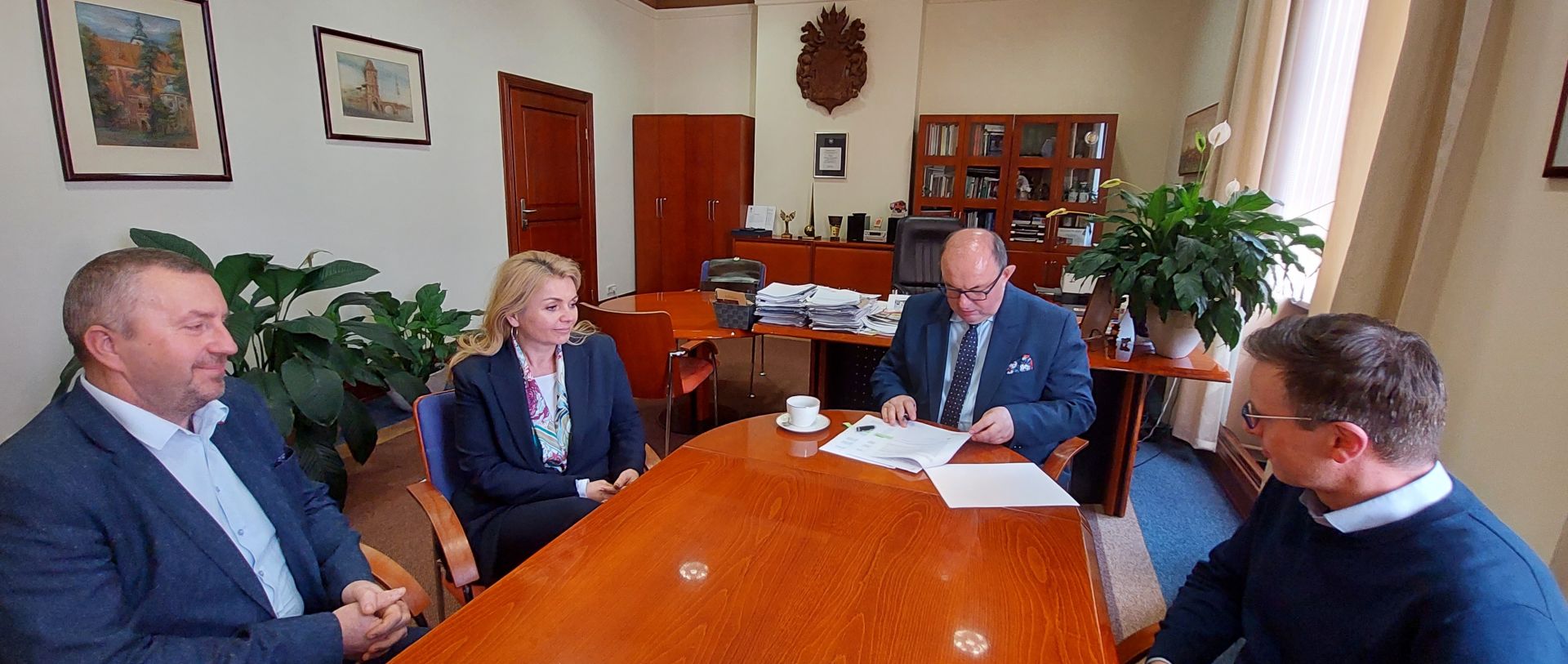 podpisanie umowy na system rowerów miejskich