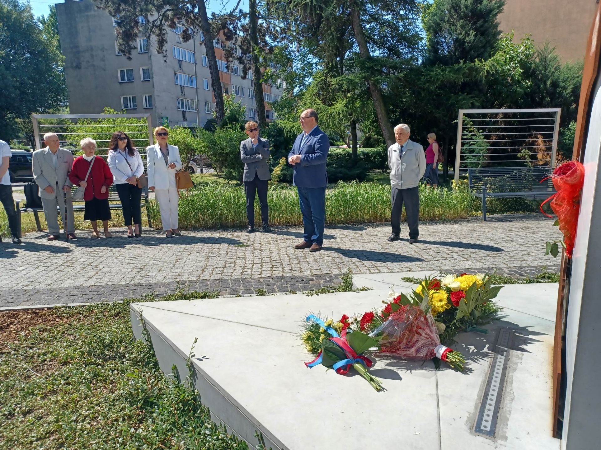 kwiaty pod pomnikiem