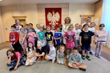 Zastępca burmistrza Edyta Małys Niczypor czyta dzieciom